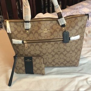 🛑 SOLD🛑 Coach Gallery Tote & Wristlet w/ Signature Canvas